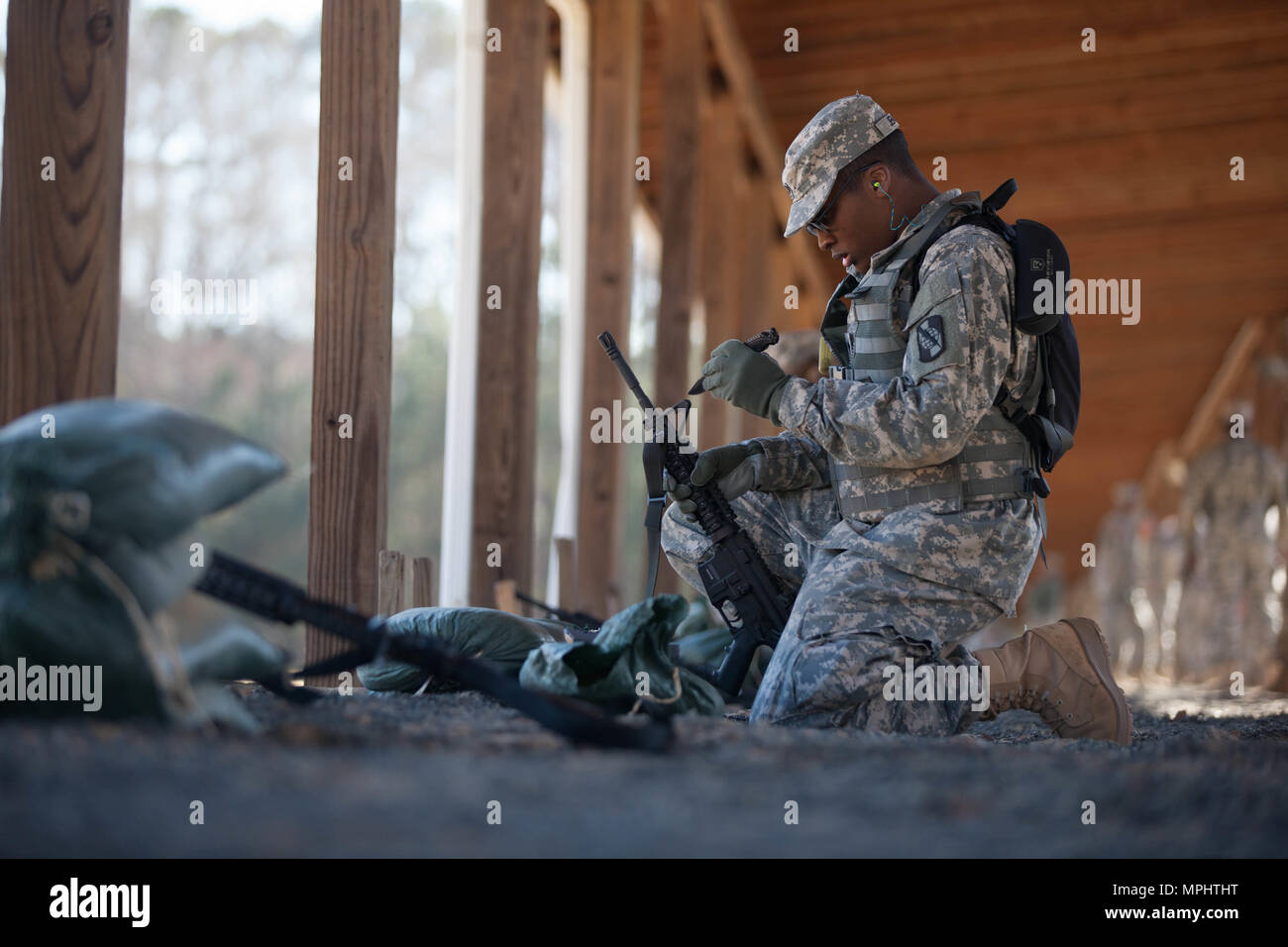 Us-Armee SPC. Khalil Jenkins, der 982Nd bekämpfen Kamera Unternehmen zugewiesen sind, passt die Front sight Post während einer M4 März 16, 2017, Nullabgleich, Fort Jackson, South Carolina. Die Bekämpfung der 982Nd Kamera statt einer 4-tägigen marksmenship Übung in Betrieb bleibt und qualifiziert. (U.S. Armee Foto von SPC Kristen Dobson) Stockfoto