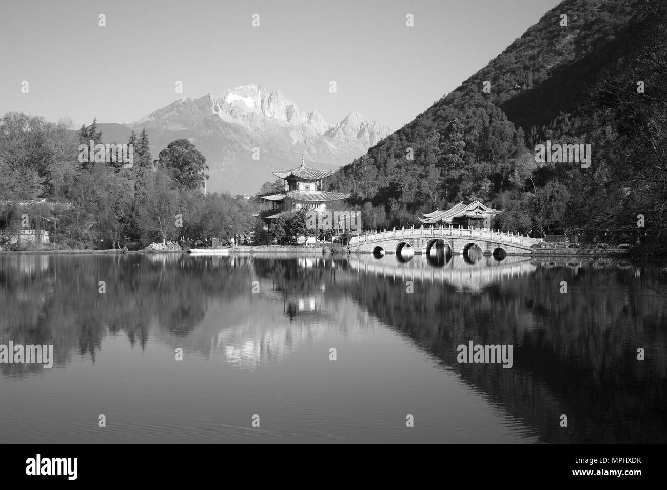 Pool des Schwarzen Drachens (Altstadt von Lijiang, Yunnan, China) Stockfoto