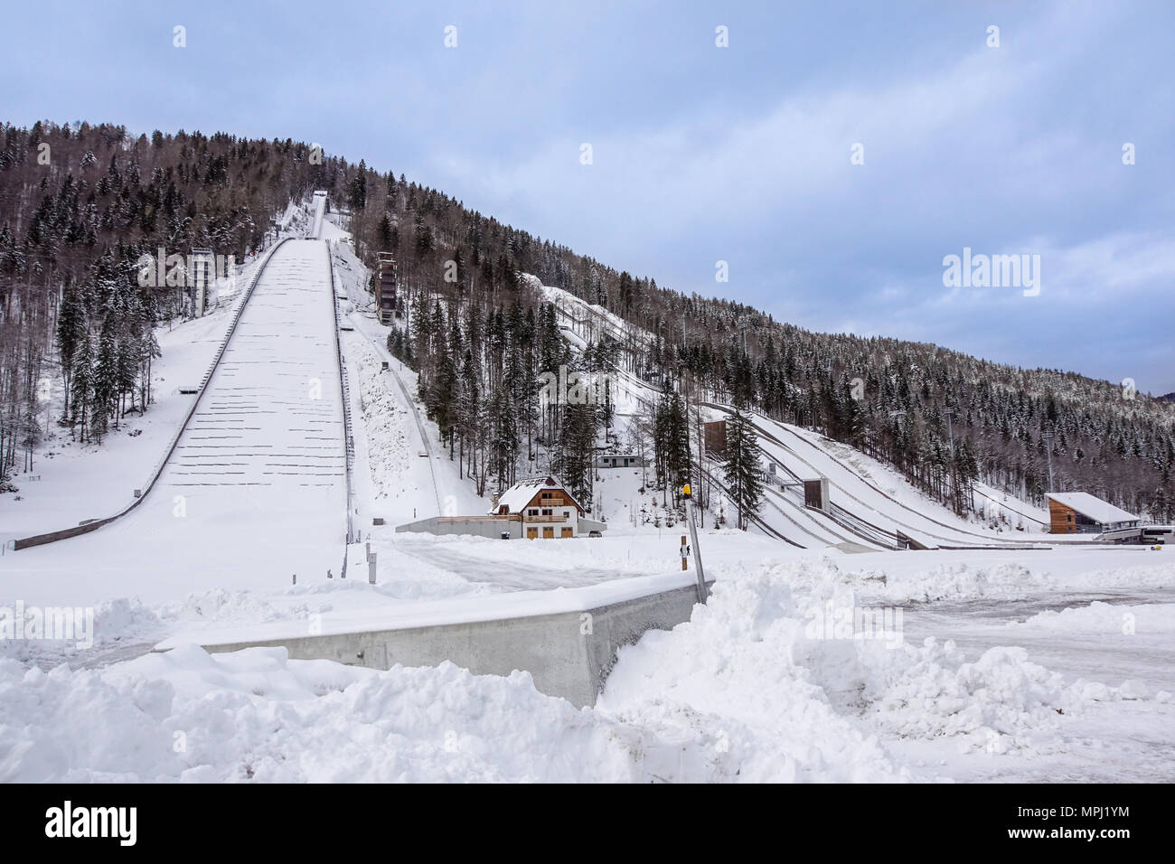 Planica, Slowenien - 18. Oktober 2017 - Der Bau von Planica Nordic Center mit Schanzen. Planica ist berühmt Skispringen Veranstaltungsort mit fliegenden Hügel von Gori ek Brüder. Stockfoto