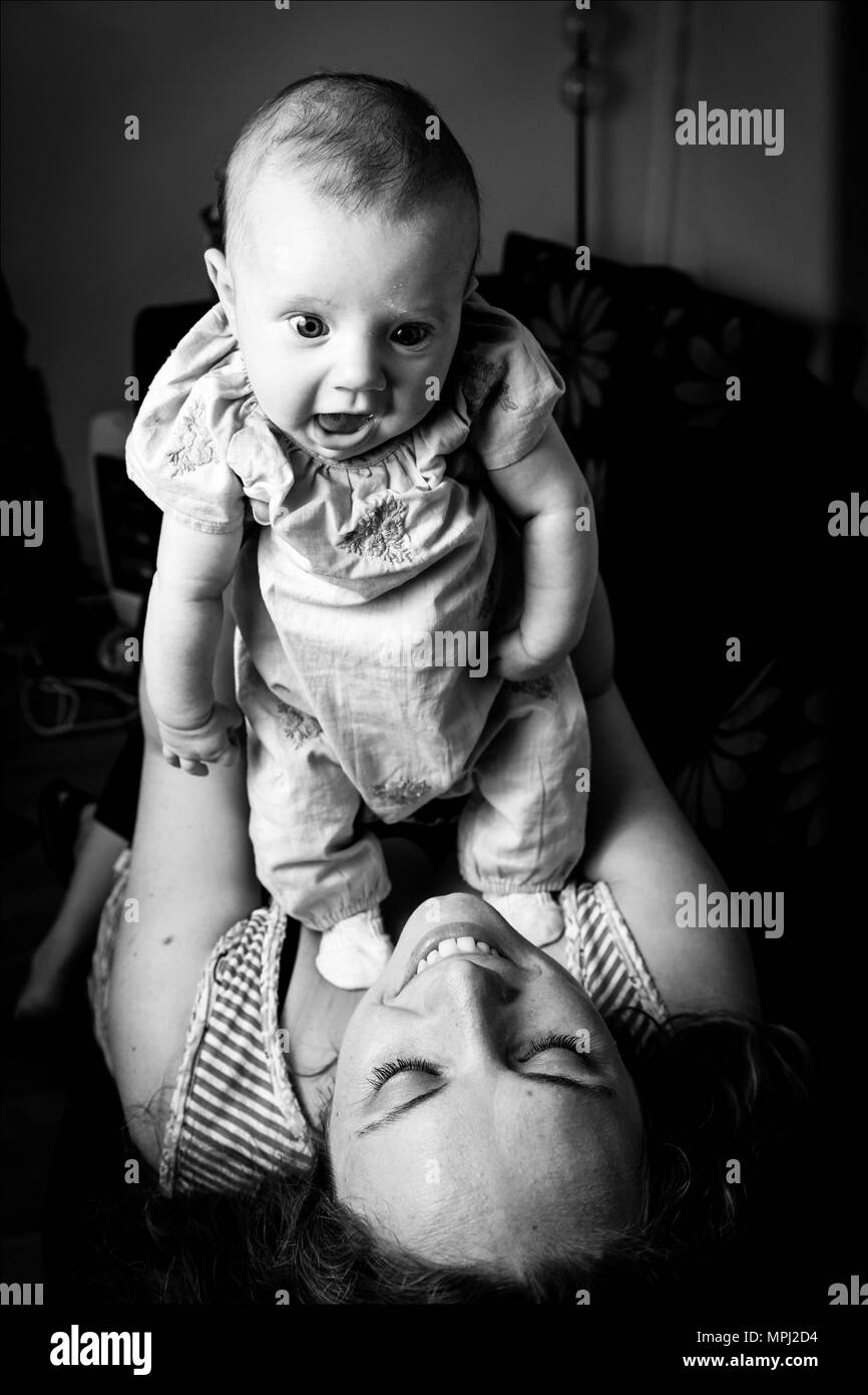Ein Schwarz Weiss Bild Von Mutter Halt Ihr Baby Im Haar Uber Ihr Gesicht Als Sie Das Gesicht Des Babys Die Glucklich In Die Kamera Schaut Sieht Stockfotografie Alamy
