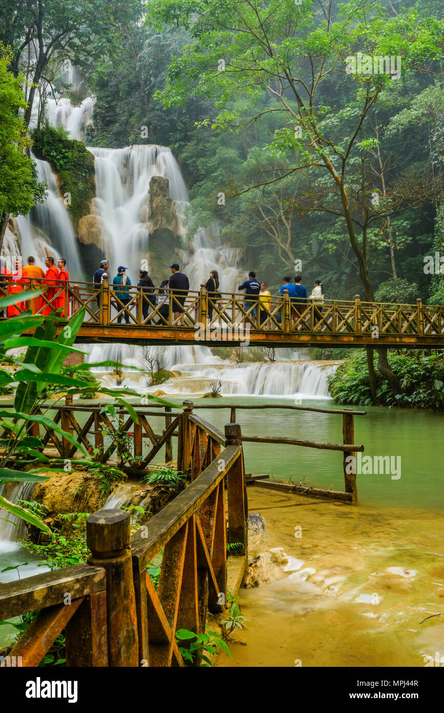 Luangprabang, Laos - Dezember 8, 2015: Touristen auf Holzbrücke sightseeing Kuang Si Wasserfälle in Luangprabang, Laos Stockfoto