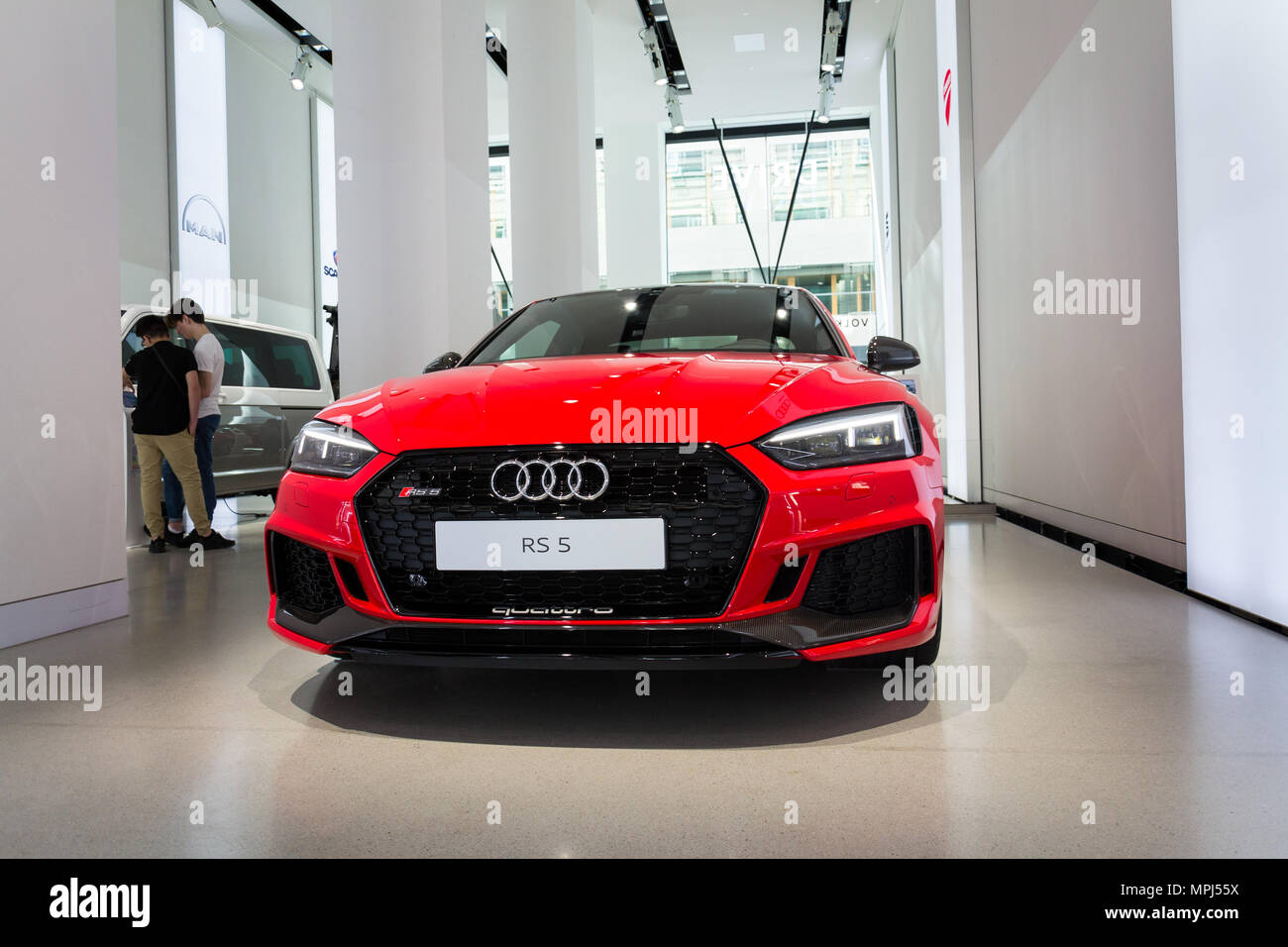 BERLIN, DEUTSCHLAND - 15 April 2018: die Firma Audi Logo auf Audi RS5 Auto stehend an Volkswagen Group Forum Antrieb am 15. April 2018 in Berlin, Deutschland. Stockfoto