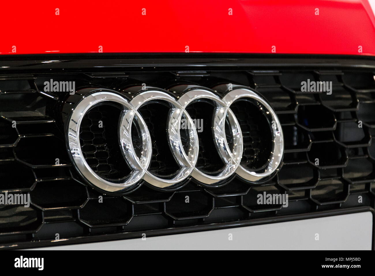 BERLIN, DEUTSCHLAND - 15 April 2018: die Firma Audi Logo auf Audi RS5 Auto stehend an Volkswagen Group Forum Antrieb am 15. April 2018 in Berlin, Deutschland. Stockfoto