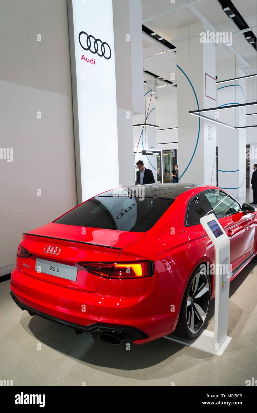 BERLIN, DEUTSCHLAND - 15 April 2018: die Firma Audi Logo auf Audi RS5 Auto stehend an Volkswagen Group Forum Antrieb am 15. April 2018 in Berlin, Deutschland. Stockfoto