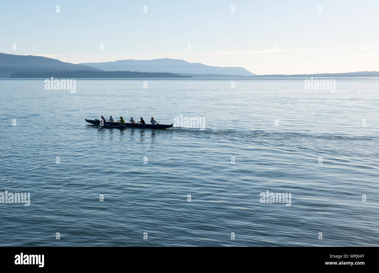 Drachenboot: Ein Drachenboot Team paddeln durch Georgia Strait, Pazifischer Ozean, British Columbia, Kanada. Stockfoto