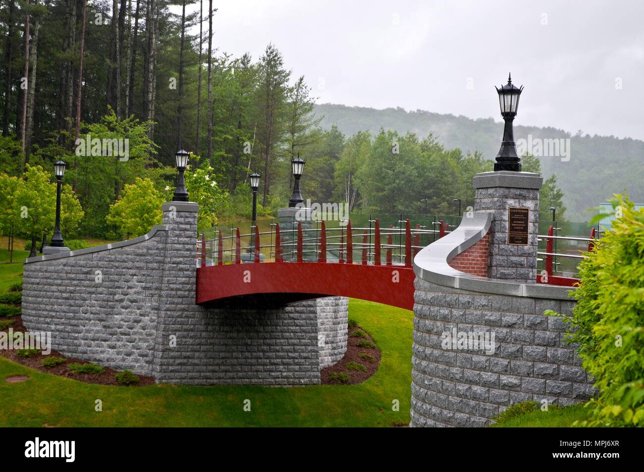 Diese Brücke ist an der Norwich Universität in Northfield, VT. Stockfoto