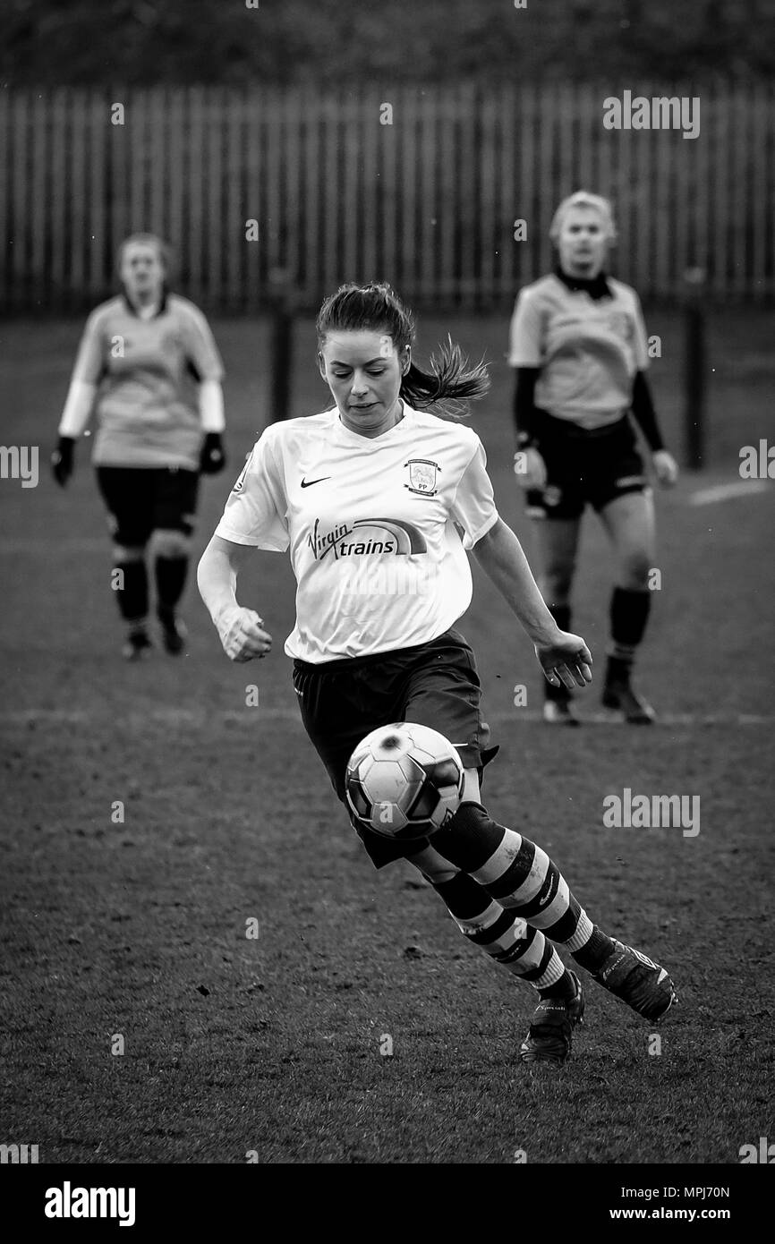 Ein Schwarz-Weiß-Porträt Schuß von Preston North End Damen Spieler auf den Ball während ein Spiel in der Regionalliga West Frauen die Noryh Stockfoto