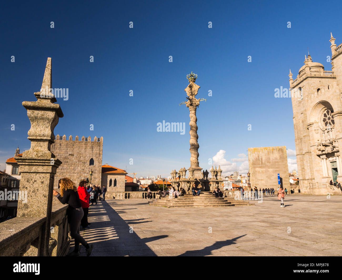 PORTO, PORTUGAL - 12. FEBRUAR 2018: die Kathedrale von Porto (Se do Porto) Platz mit Pranger (Pelourinho) Spalte im historischen Zentrum von Porto. Stockfoto