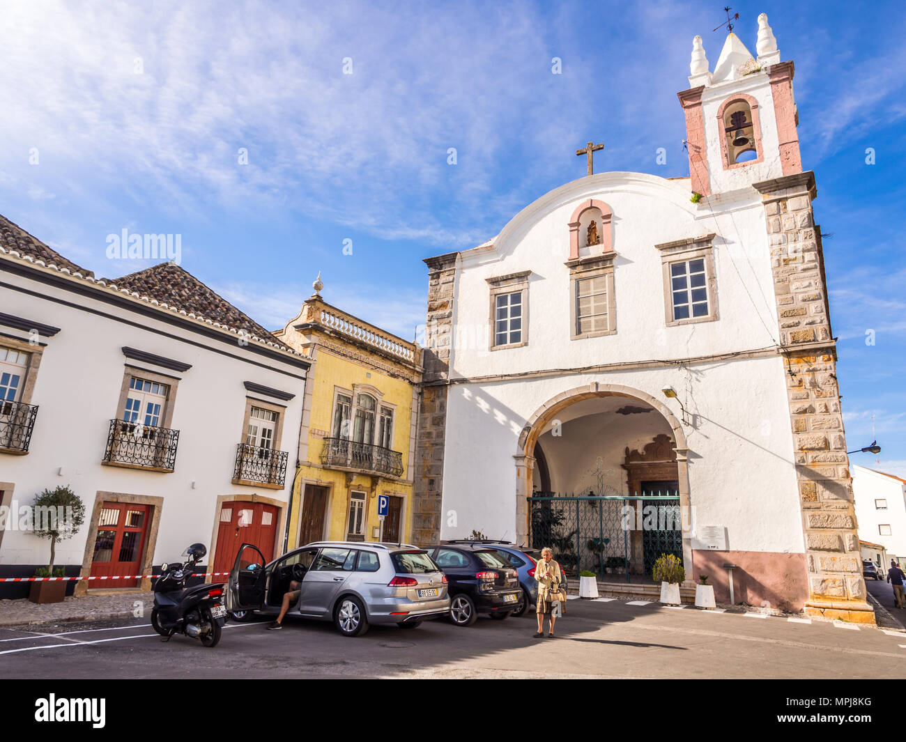 TAVIRA, PORTUGAL - 28. MÄRZ 2018: Sao Paulo Kirche in Tavira in der Algarve im Süden von Portugal. Stockfoto
