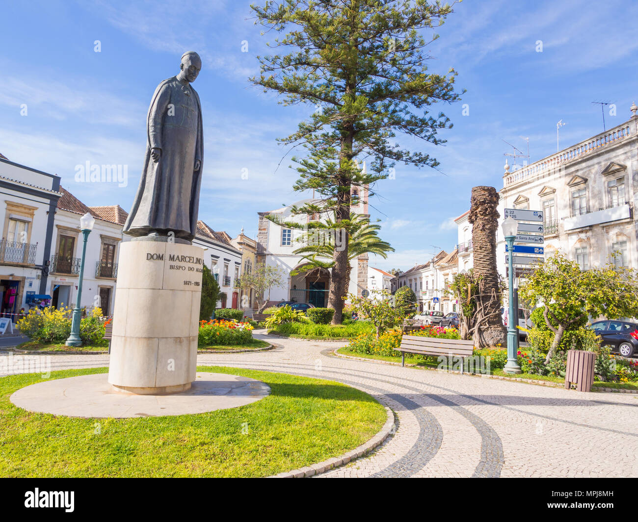 TAVIRA, PORTUGAL - 28. MÄRZ 2018: die Statur von Dom Marcelino Franco, Bischof der Algarve, Tavira, Algarve, Portugal. Stockfoto