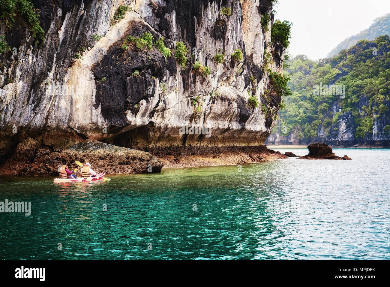 Kanu in Ha Long Bay, Vietnam Stockfoto