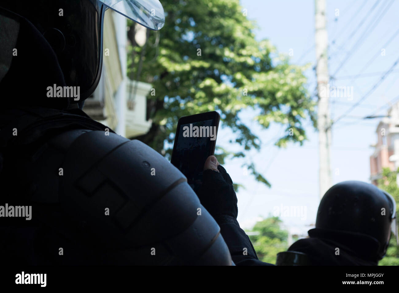 Polizisten Aufnahme ein Video von einem Protest von Republik Moldau Chisinau. Stockfoto