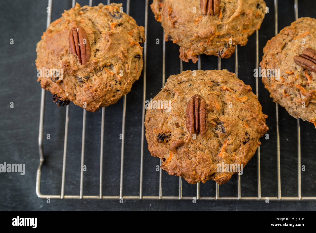 Karotte pecan Muffins Kühlung auf einem Rack. Stockfoto