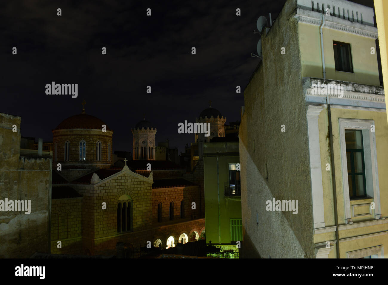 Athen Blick über Praxitelous Straße 3 a.m., mit Türmen von ekklisia Panagia Chrysospiliaiotissa Stockfoto