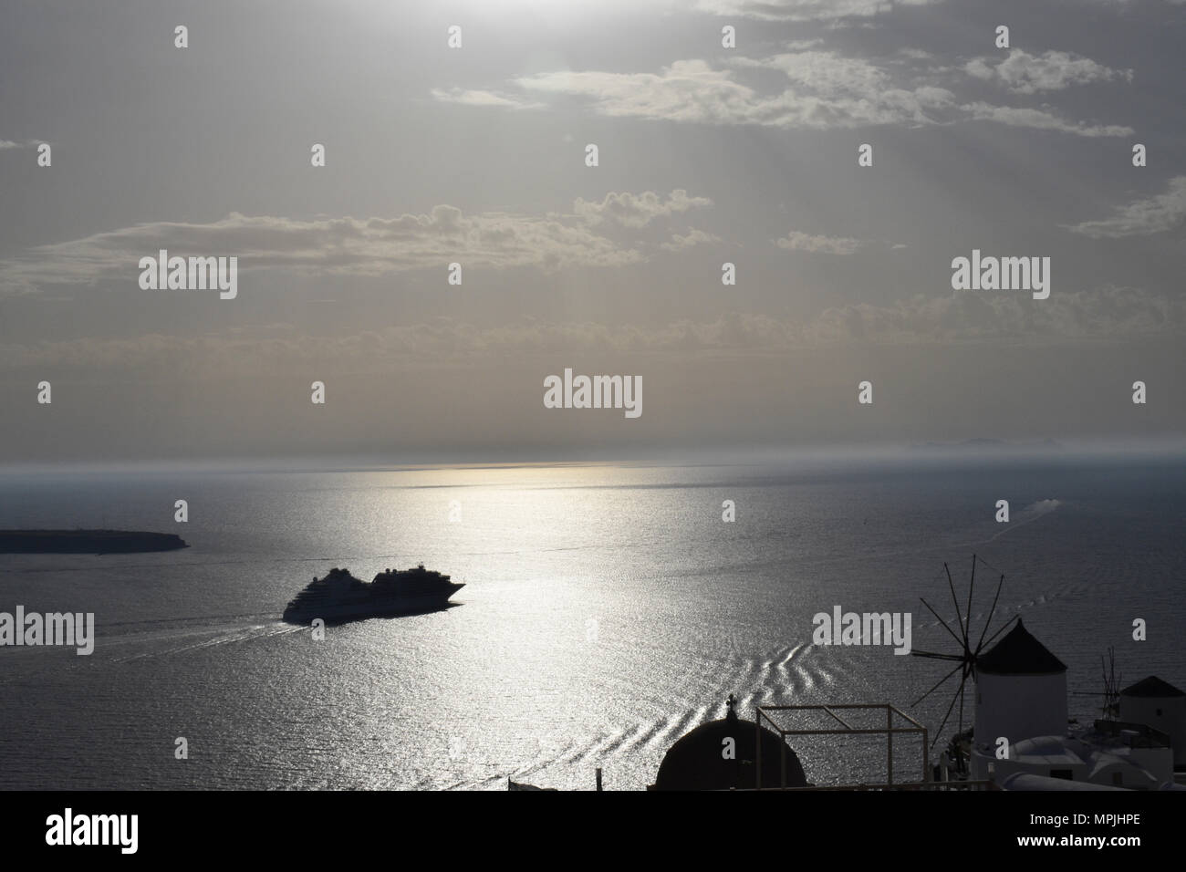 Sonnenuntergang von Oia auf Santorini mit Kreuzfahrtschiff Stockfoto