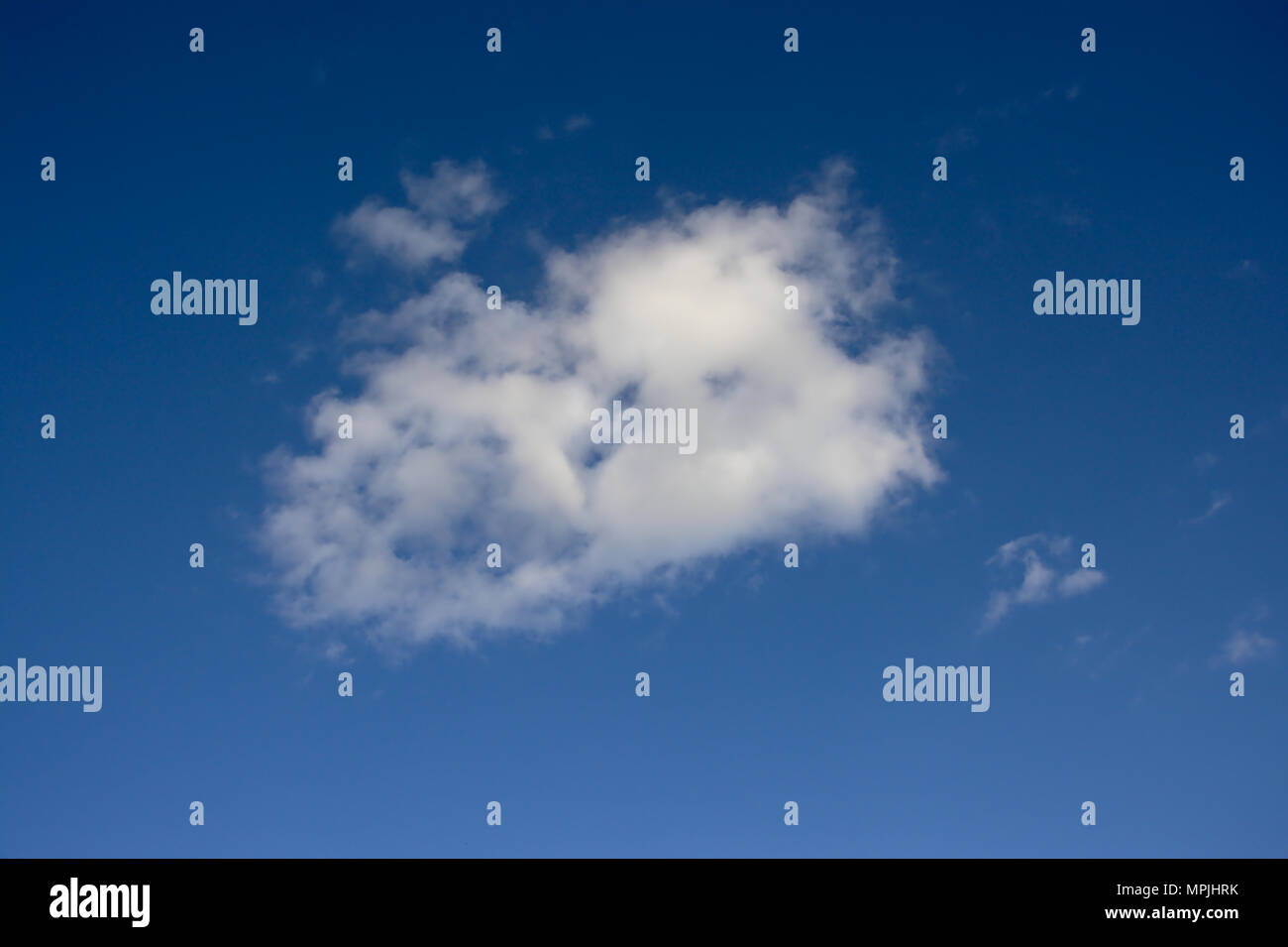 Ackground der flauschigen weißen Cumulus cloud ein strahlend blauer Himmel Stockfoto