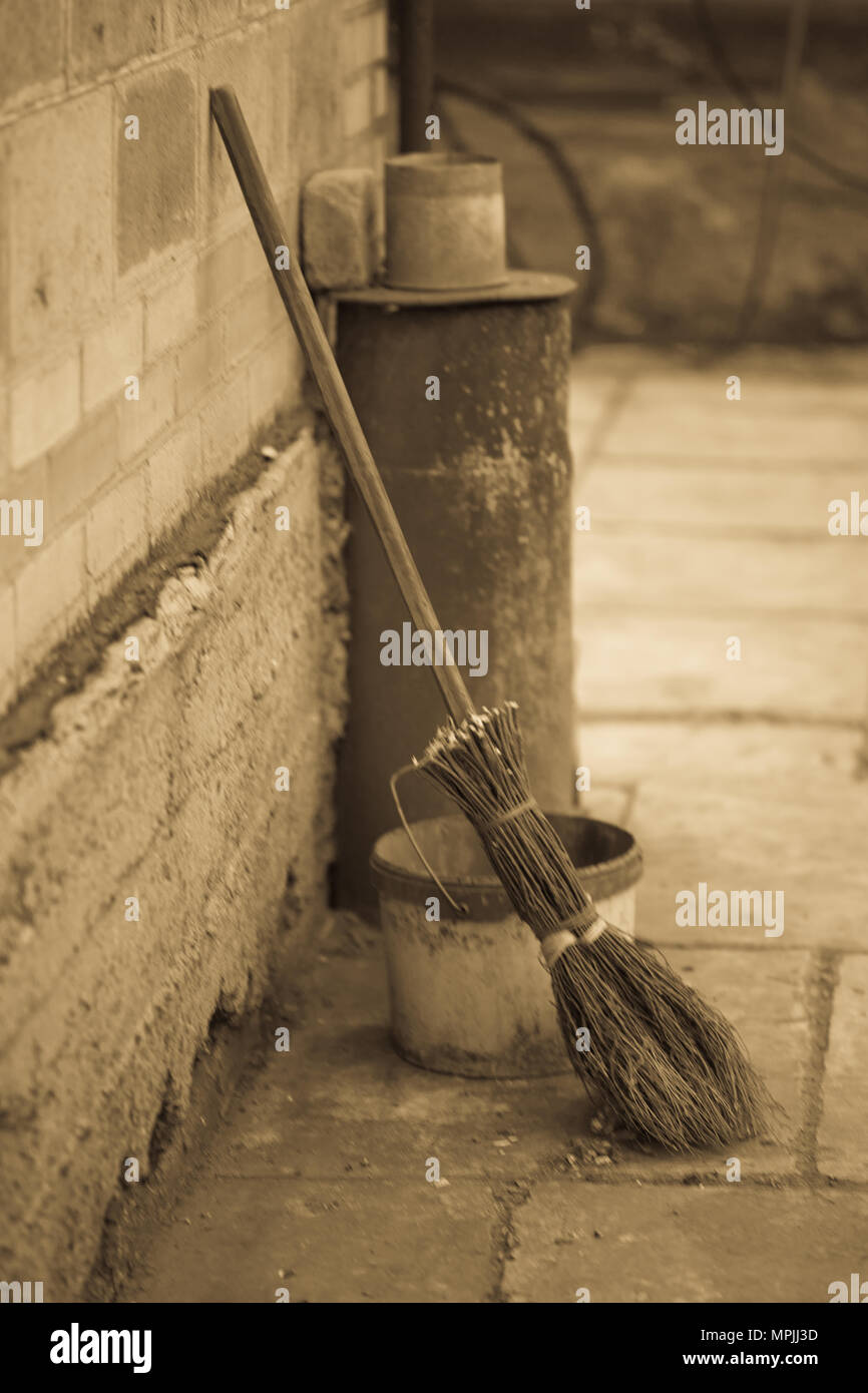 Alte hausgemachte Besen aus Zweigen steht in den ländlichen Hof Stockfoto
