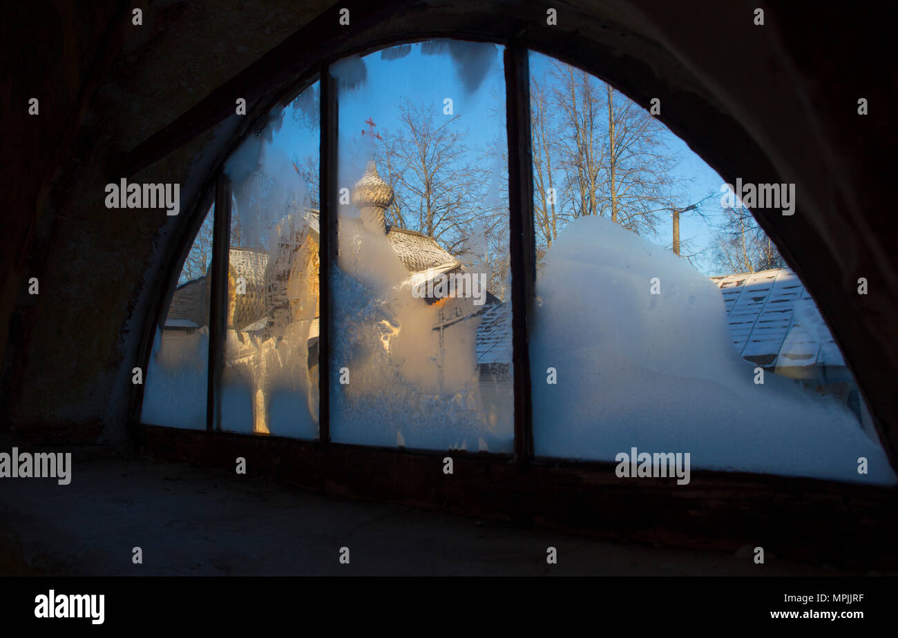 Blick durch ein gefrorenes Fenster zum Kloster Tore Stockfoto