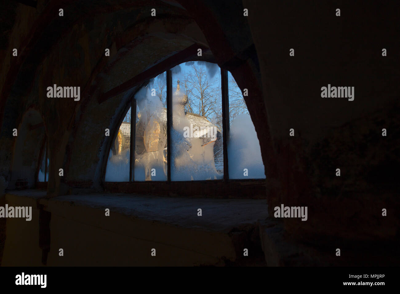 Blick durch ein gefrorenes Fenster zum Kloster Tore Stockfoto