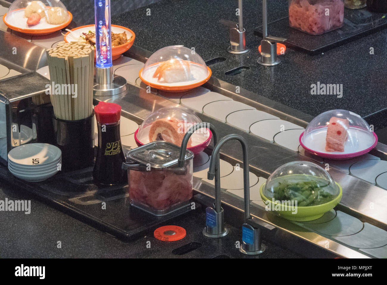 Sushi und Reis Japanisch essen zu einem yo Sushi Restaurant oder fast food Takeaway Restaurant outlet Kette auf der High Street. Fast food gesunde Option Stockfoto
