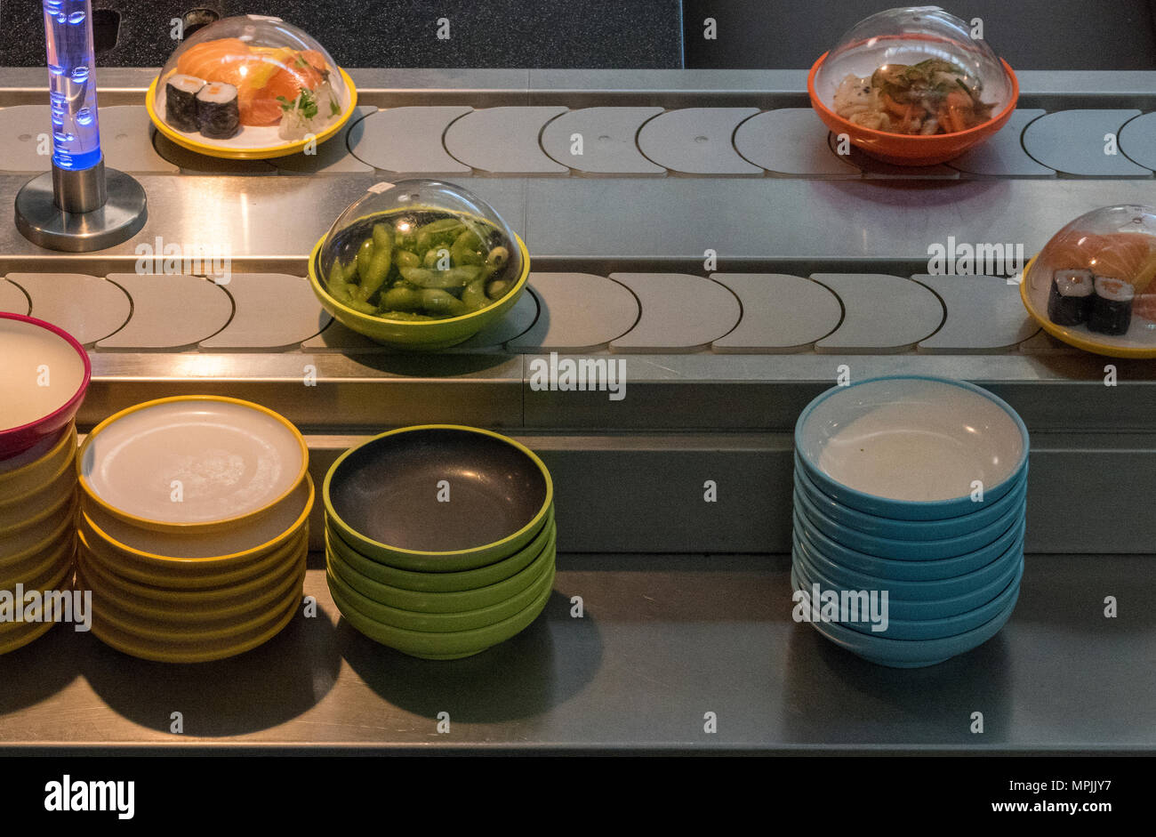 Sushi im Sie Sushi auf einem Karussell oder Transportband für Self Service fast food Restaurants. Sushi auf dem Gehen und eine japanische Konzept. yo Sushi zum Mitnehmen. Stockfoto