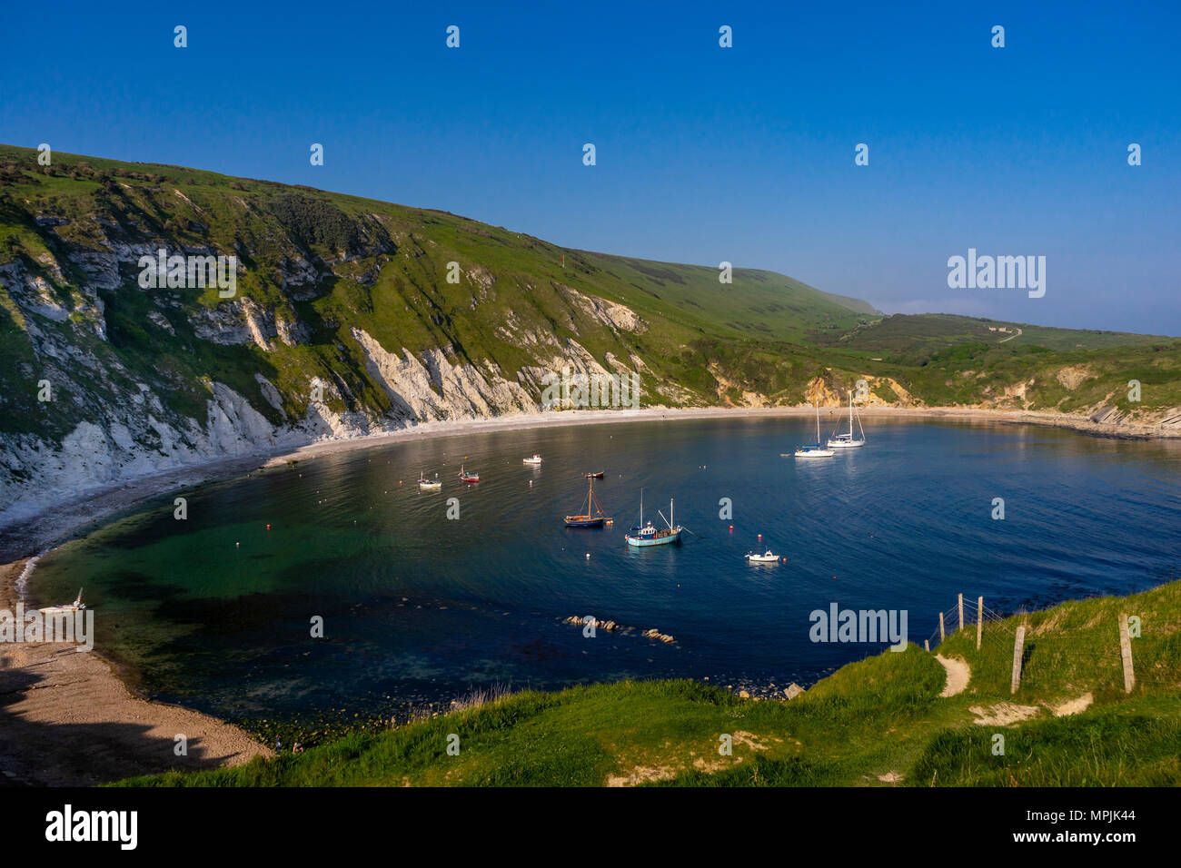 Malerische Aussicht über Lulworth Cove, Teil der Jurassic Coast UNESCO Weltnaturerbe in Dorset, England, Großbritannien Stockfoto