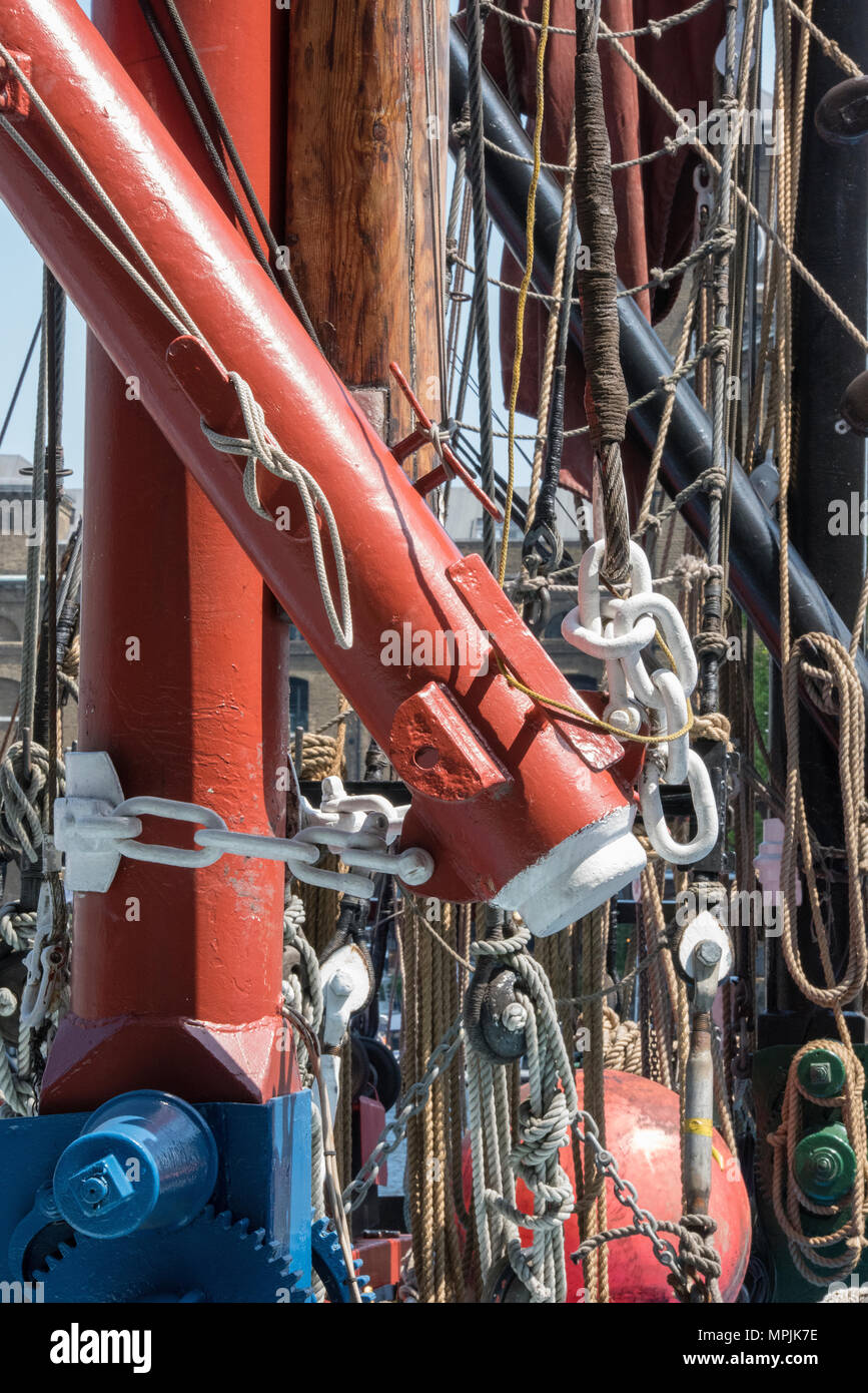 Masten und Spieren mit der takelage Ausleger und Seile mit Drähten Blocks und Tackles auf dem Deck eines antiken oder historischen Thames Barge in katherines Dock. Stockfoto