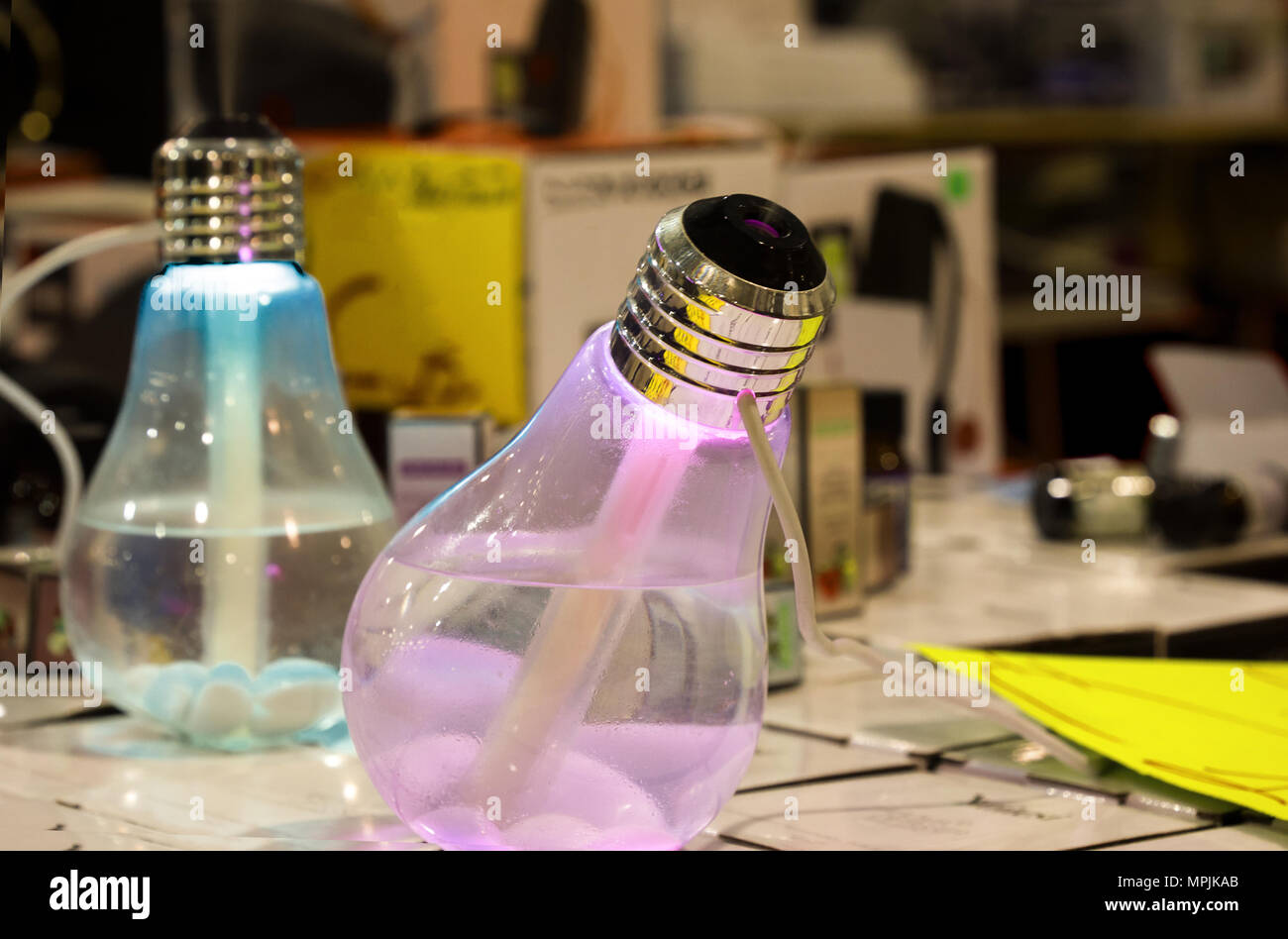 Farbige Vaporizer wie eine Glühbirne Aromen im Zimmer zu diffusen geformt  Stockfotografie - Alamy