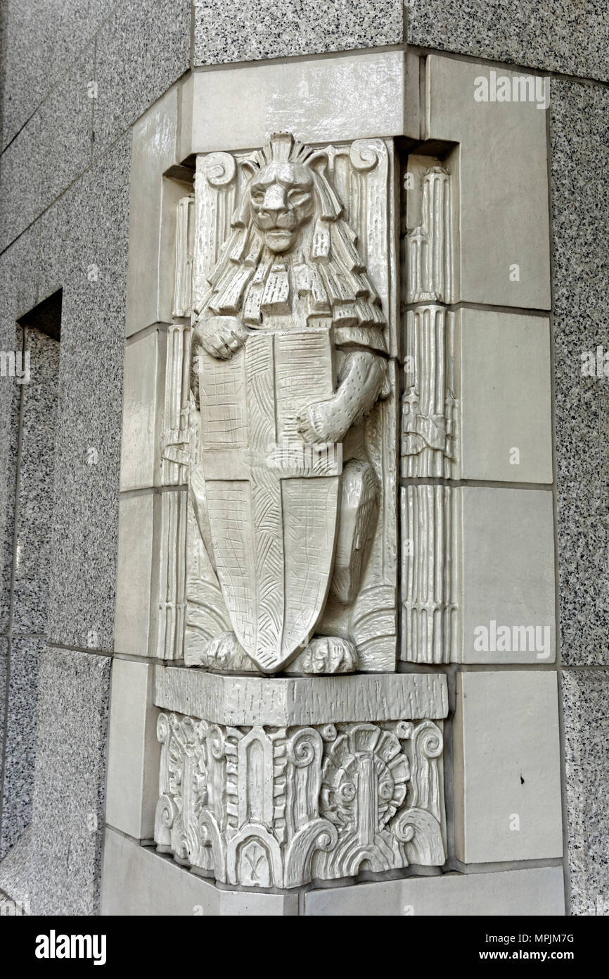 Lion dekorative Skulptur und Art déco-Design am Eingang zur Kathedrale Platz Turm der Burrard Street in der Innenstadt von Vancouver, BC, Kanada Stockfoto
