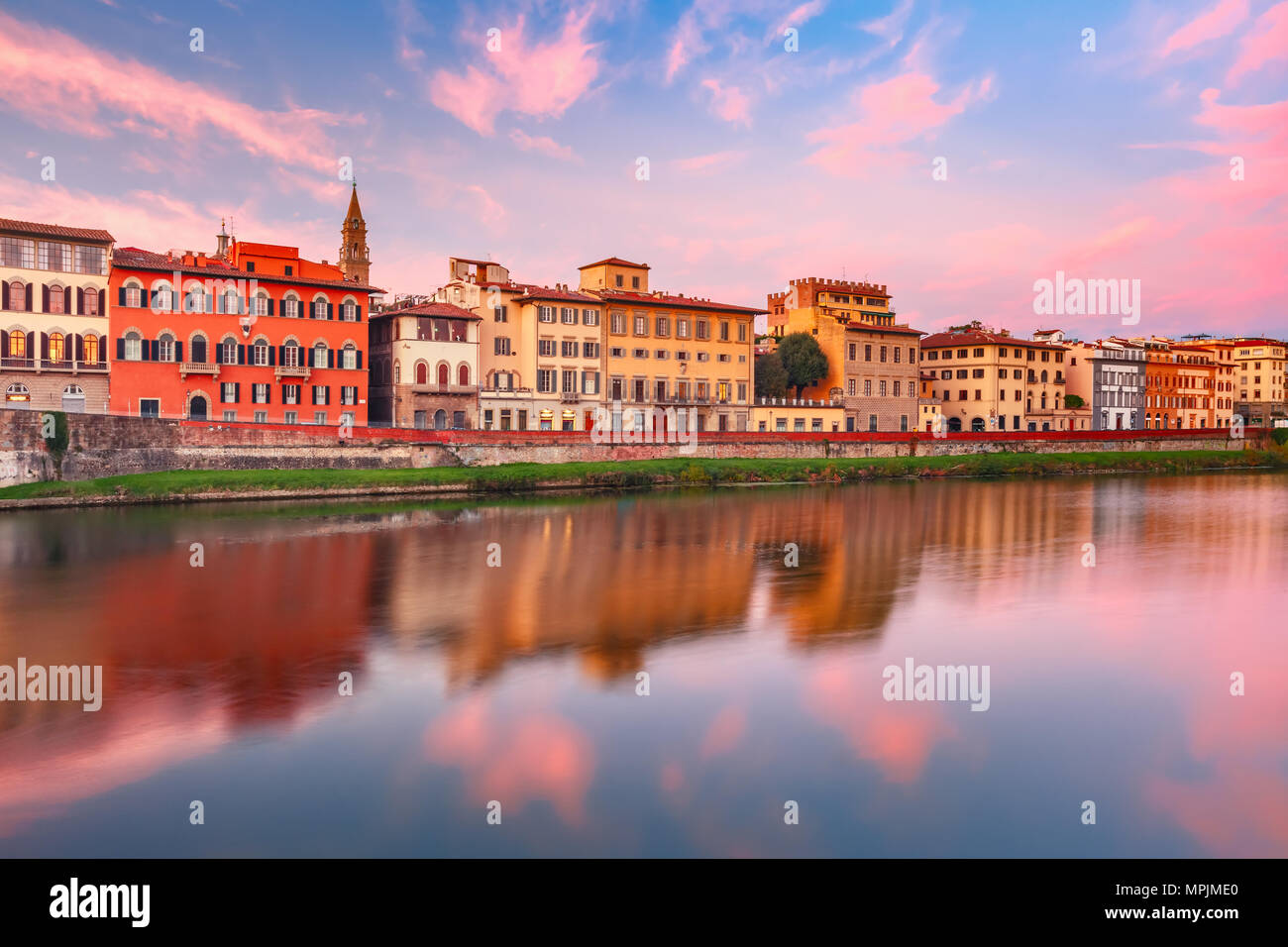 Arno bei Sonnenuntergang in Florenz, Italien Stockfoto