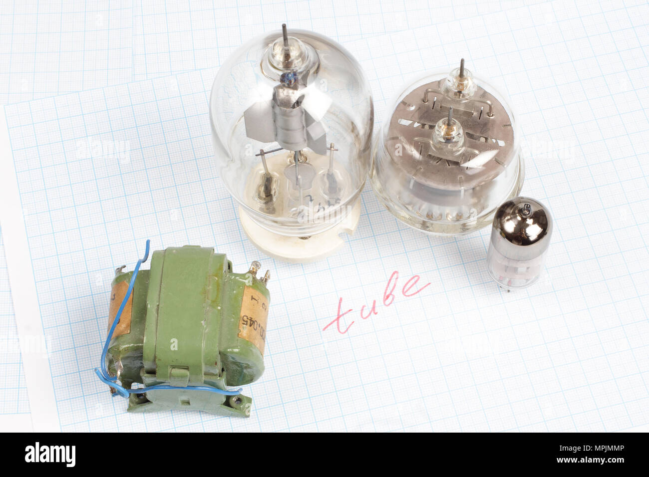 Alte Röhre (Electron Tube) und des Transformators auf Millimeterpapier Hintergrund Stockfoto