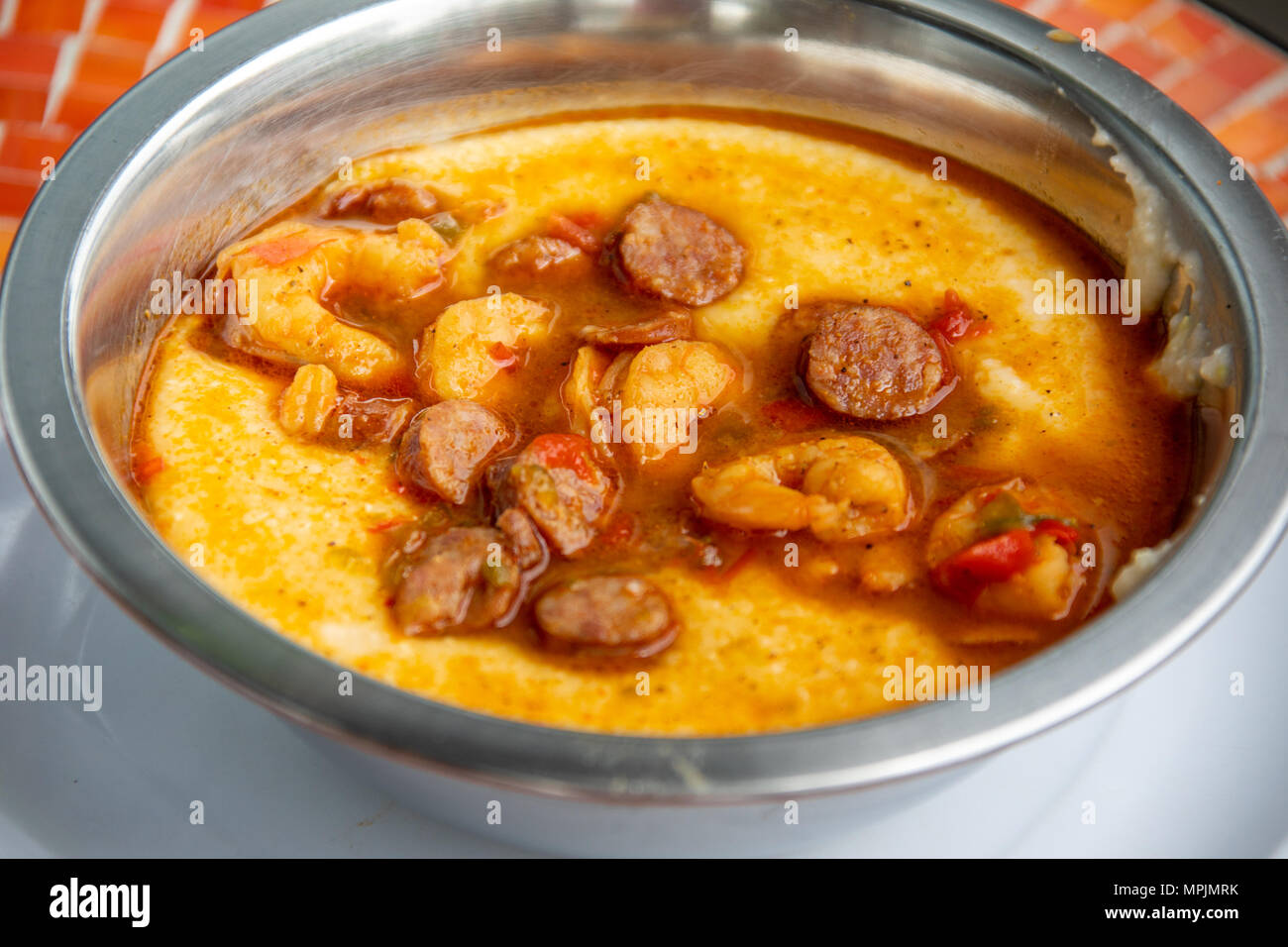 Garnele und Körner bei Yo Mamas Restaurant, Birmingham, Alabama, USA Stockfoto