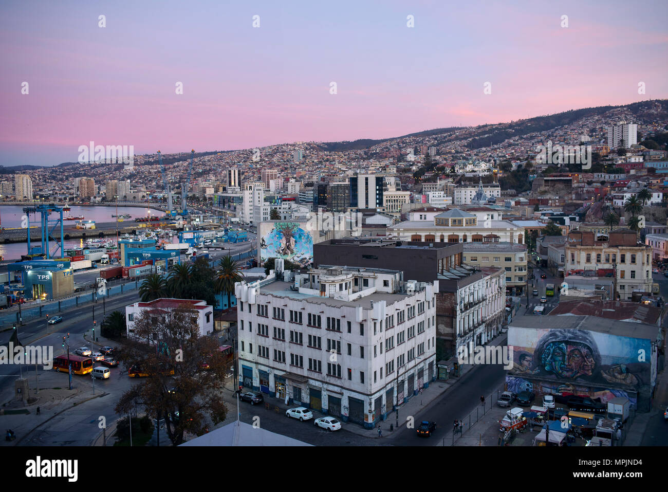 Blick über die Stadt von Valparaiso bei Sonnenuntergang vom Paseo 21 de Mayo, Chile. Stockfoto