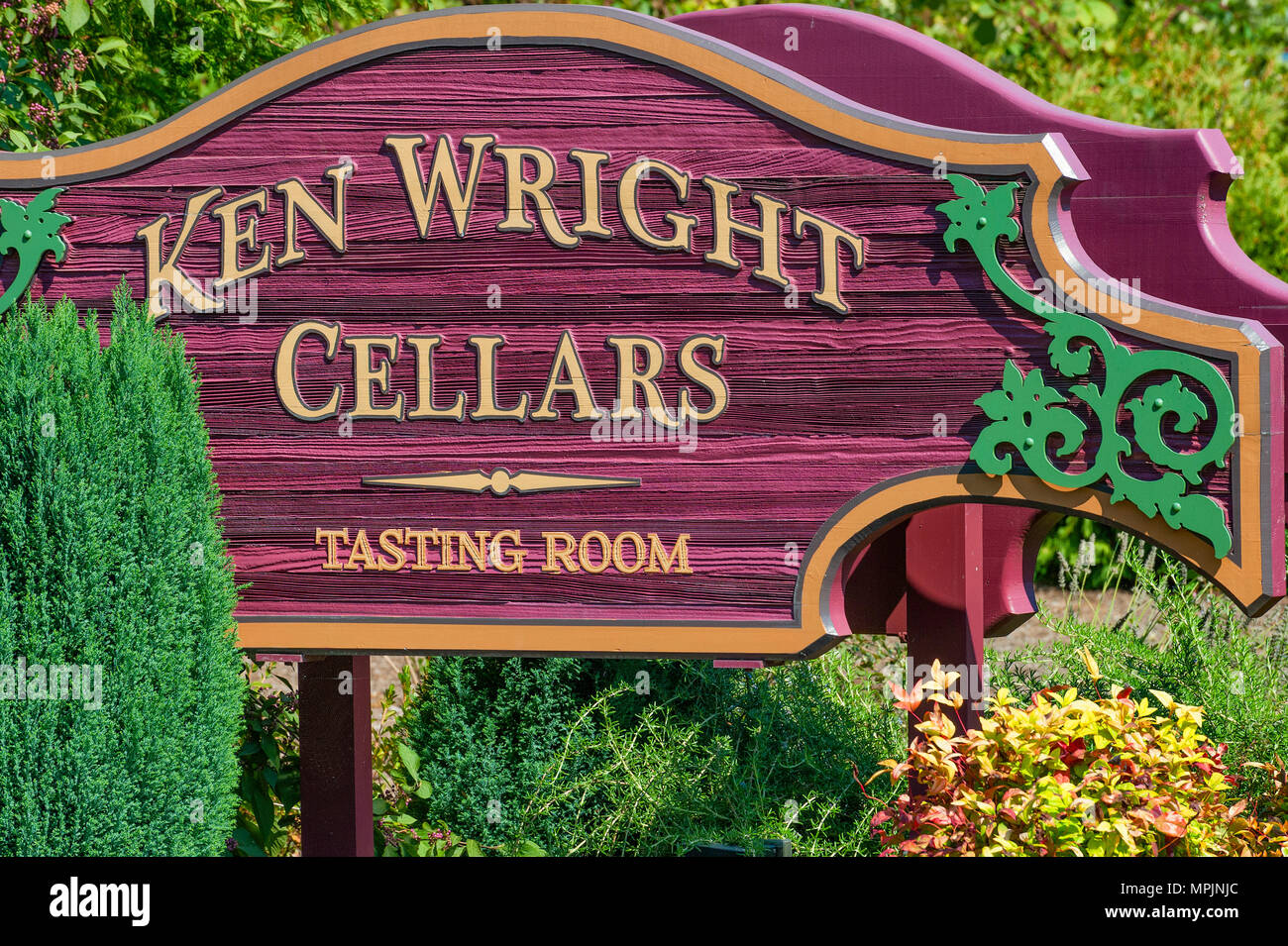 Carlton, Oregon, USA - 12. September 2015: Eines der vielen Zeichen, aus der hervorgeht, daß die florierende Wein Unternehmen in Carlton, Oregon Yamhill County Stockfoto