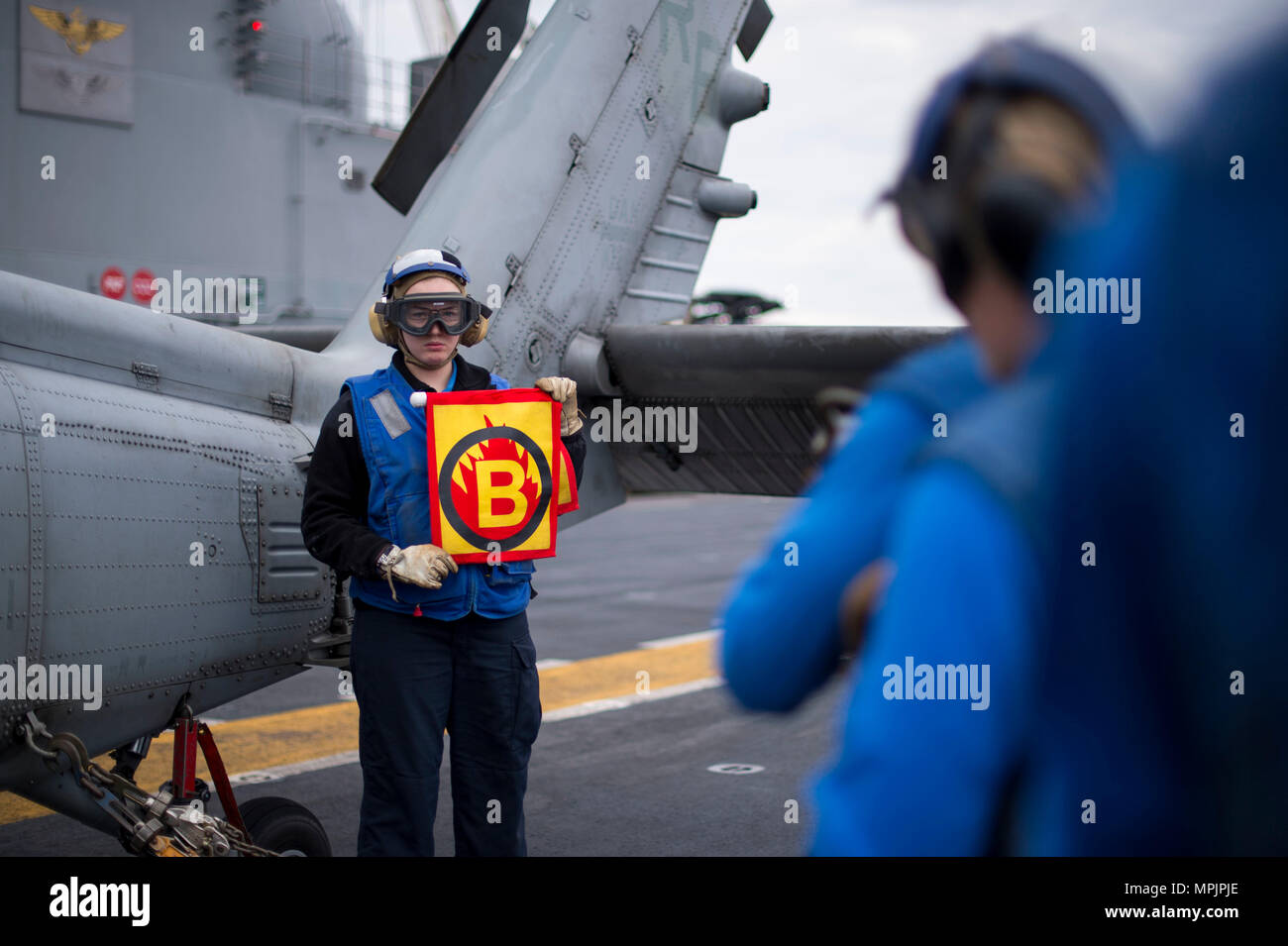 170318-N-TH 560-160 philippinischen Meer (18. März 2017) der Luftfahrt Bootsmann Mate Airman Shelby Williams, von Wakefield, Kan., führt die Rolle der Fackel in einem simulierten Klasse bravo Flugzeugen Feuer auf dem Flugdeck des Amphibious Assault ship USS BONHOMME RICHARD (LHD6). Bonhomme Richard, dem Flaggschiff der Bonhomme Richard Expeditionary Strike Group, mit 31 Marine Expeditionary Unit begonnen, ist auf einer Routinepatrouille in der Indo-Asia - Pazifik Region warfighting Bereitschaft und Haltung als ready-Response Force für jede Art der Kontingenz zu verbessern. (U.S. Marine Foto von Masse Kommuniz Stockfoto