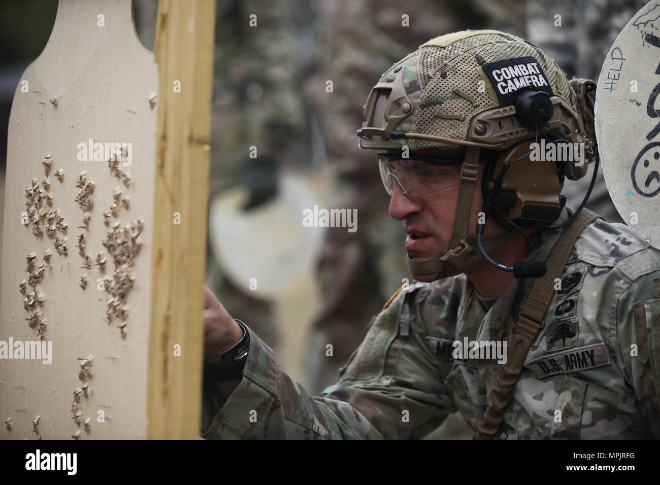 U.S. Army Staff Sgt. Justin Morelli, zugeordnet zu den 982 D Combat Camera Company (Airborne), Bewertungen, schoß seiner Gruppierung beim Nullabgleich an einen qualifizierten Bereich auf Fort Jackson, S.C., 18. März 2017. Die 982Nd Combat Camera Company (Airborne) ist einer von nur zwei bekämpfen Kamera unternehmen in der US-Armee mit der Aufgabe, das Büro des Verteidigungsministers, Vorsitzender des Generalstabs, und der militärischen Dienststellen mit einer gerichteten Bilder Fähigkeiten in der Unterstützung der operativen Planung und Anforderungen über den gesamten Bereich der militärischen Operationen. (U.S. Armee Foto von SPC Kristen Dobson) Stockfoto