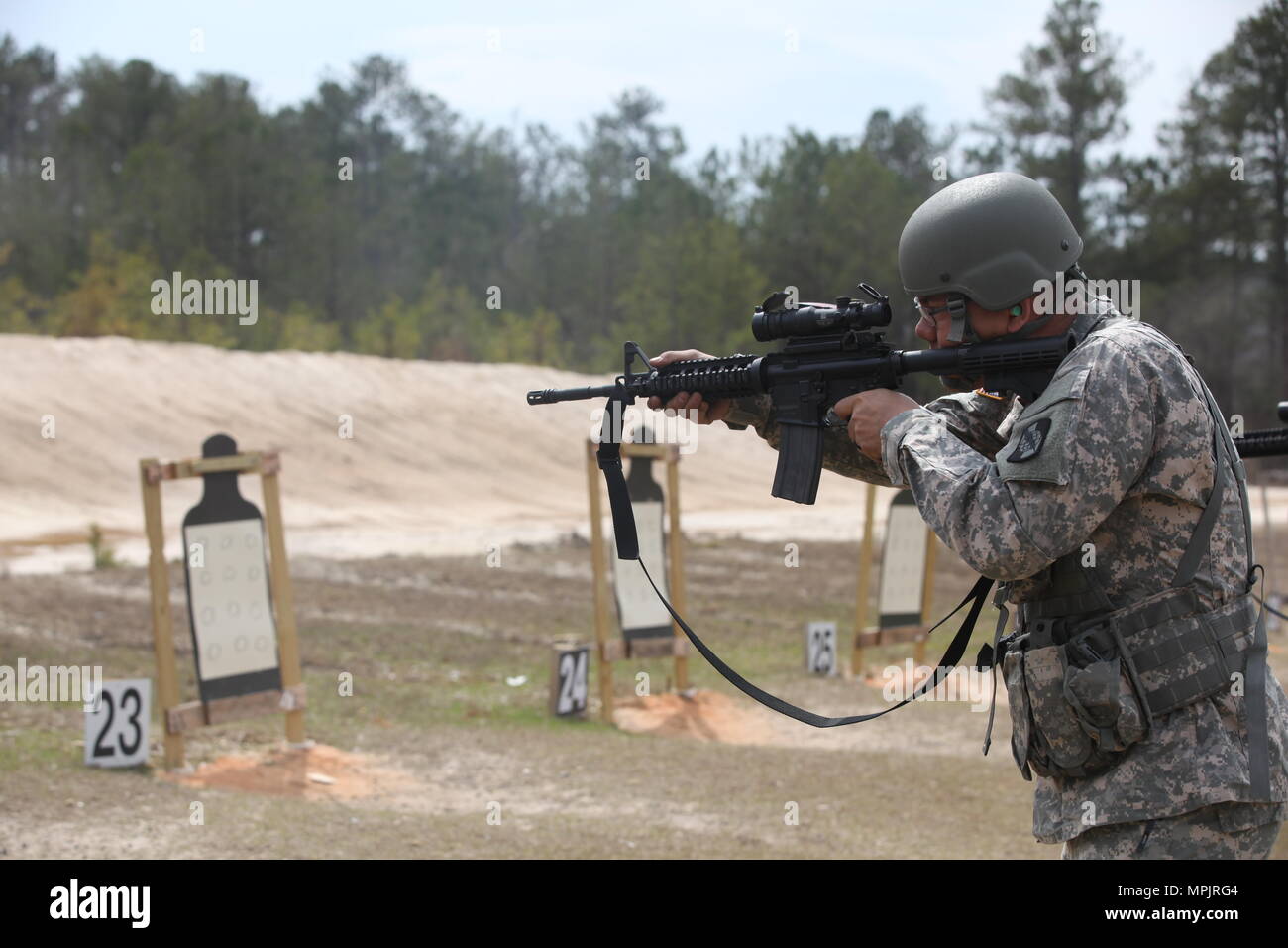 Us-Armee SPC. Chenyang Liu, zugeordnet zu den 982 D Combat Camera Company (Airborne), beteiligt sich an der reflexiven Fire Training bei einer Reichweite von Fort Jackson, S.C., 18. März 2017. Die 982Nd Combat Camera Company (Airborne) ist einer von nur zwei bekämpfen Kamera unternehmen in der US-Armee mit der Aufgabe, das Büro des Verteidigungsministers, Vorsitzender des Generalstabs, und der militärischen Dienststellen mit einer gerichteten Bilder Fähigkeiten in der Unterstützung der operativen Planung und Anforderungen über den gesamten Bereich der militärischen Operationen. (U.S. Armee Foto von SPC Kristen Dobson) Stockfoto