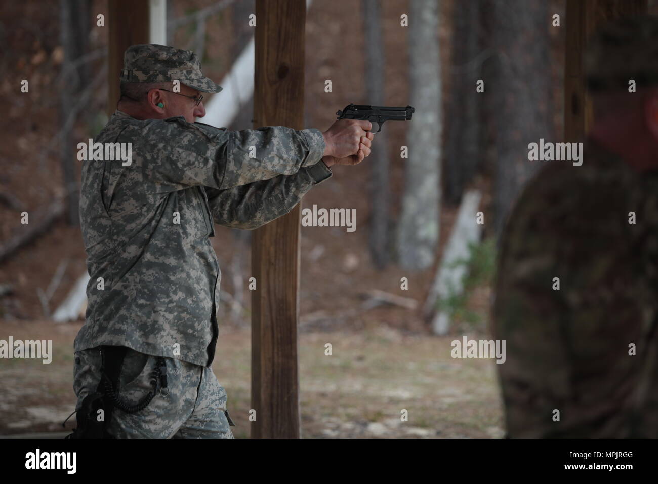 Us-Armee Oberst Shawn Cochran, 359 TTSB Brigadegeneral, qualifiziert mit der 9 M zu einem Bereich, der durch die 982 D Combat Camera Company, auf Fort Jackson, S.C., 18. März 2017 veranstaltet. Die 982Nd Combat Camera Company (Airborne) ist einer von nur zwei bekämpfen Kamera unternehmen in der US-Armee mit der Aufgabe, das Büro des Verteidigungsministers, Vorsitzender des Generalstabs, und der militärischen Dienststellen mit einer gerichteten Bilder Fähigkeiten in der Unterstützung der operativen Planung und Anforderungen über den gesamten Bereich der militärischen Operationen. (U.S. Armee Foto von SPC Kristen Dobson) Stockfoto