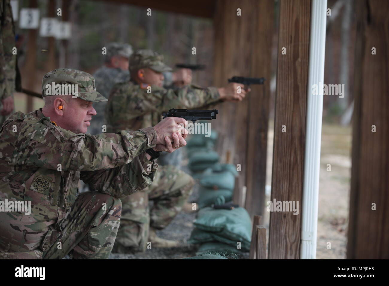 U.S. Army Command Sgt. Maj. Brian Oscarson, 359 TTSB Brigade Sargeant Major, qualifiziert mit der 9 M zu einem Bereich, der durch die 982 D Combat Camera Company, auf Fort Jackson, S.C., 18. März 2017 veranstaltet. Die 982Nd Combat Camera Company (Airborne) ist einer von nur zwei bekämpfen Kamera unternehmen in der US-Armee mit der Aufgabe, das Büro des Verteidigungsministers, Vorsitzender des Generalstabs, und der militärischen Dienststellen mit einer gerichteten Bilder Fähigkeiten in der Unterstützung der operativen Planung und Anforderungen über den gesamten Bereich der militärischen Operationen. (U.S. Armee Foto von SPC Kristen Dobson) Stockfoto