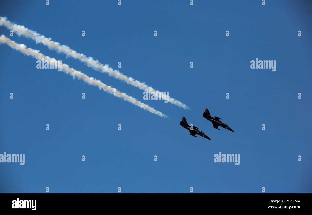 L-39 Albatros Flugzeugen zu den Patrioten Jet Team angehängte durchführen Luftakrobatik während der Airshow in 2017 Yuma Marine Corps Air Station Yuma, Ariz., Samstag, 18. März 2017. (U.S. Marine Corps Foto von Lance Cpl. Christian Cachola) Stockfoto