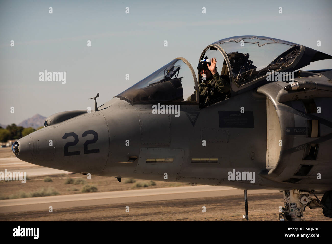 Ein U.S. Marine Corps AV-8B Harrier II, Marine Attack Squadron 214 (VMA-214) Rollt der Flug Linie der Gemeinschaft eine enge Sicht auf die Flugzeuge nach einem Level III Demonstration als Teil der 2017 Yuma Airshow im Marine Corps Air Station Yuma, Ariz., Samstag, 18. März 2017. (U.S. Marine Corps Foto von Lance Cpl. Christian Cachola) Stockfoto