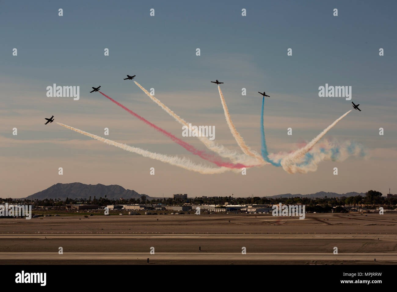 Die patrioten Jet Team führt Luftakrobatik während der Airshow in 2017 Yuma Marine Corps Air Station Yuma, Ariz., Samstag, 18. März 2017. (U.S. Marine Corps Foto von Lance Cpl. Christian Cachola) Stockfoto