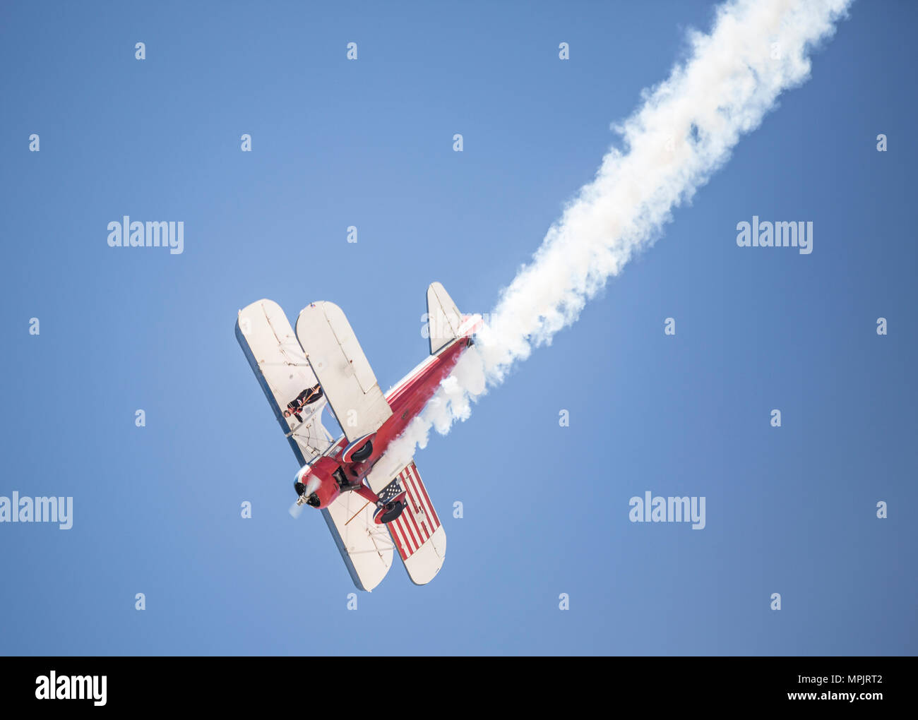 Greg Shelton, einem 450 Super Stearman Pilot, führt Flügel - Walking manuevers mit seiner Frau in die Flugzeuge während der Airshow in 2017 Yuma Marine Corps Air Station Yuma, Ariz., Samstag, 18. März 2017 beigefügt. (U.S. Marine Corps Foto von Sgt. Sommer Romero) Stockfoto