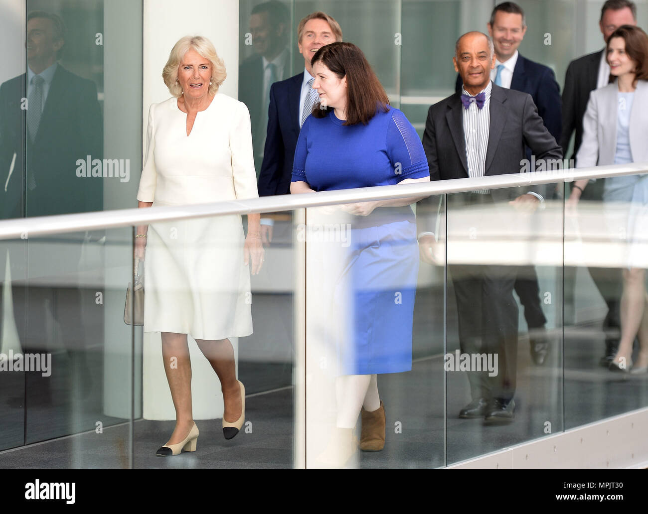 Die Herzogin von Cornwall bei einem Besuch in der Zentrale der ITN in London der 21. Jahrestag der 5 Nachrichten zu markieren. Stockfoto