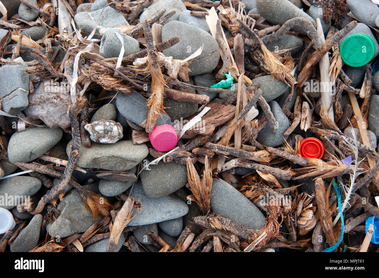 Strandverschmutzung kleine Plastikstücke wuschen sich an einem menorquinischen Strand in Spanien auf Stockfoto