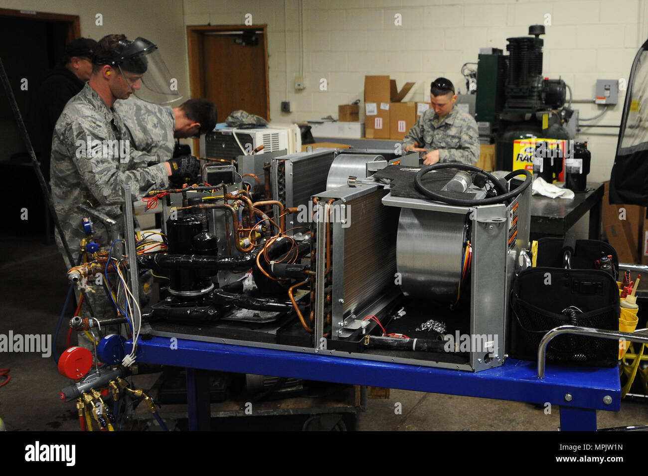 5. Bauingenieur Squadron Heizung, Lüftung, Klima- und Kältetechnik Techniker  arbeiten an einer Heizung und Kühlung am Minot Air Force Base, N.D.,  28.02.2017. Die HVAC-shop Reparaturen Einheiten um Base zu helfen Personal  kühl