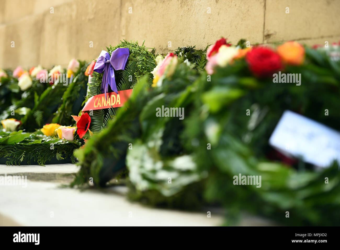 Kränze am Ehrenmal am Whitehall in London, nach einer Zeremonie zu erinnern gefallen UN-Friedenstruppen. Stockfoto
