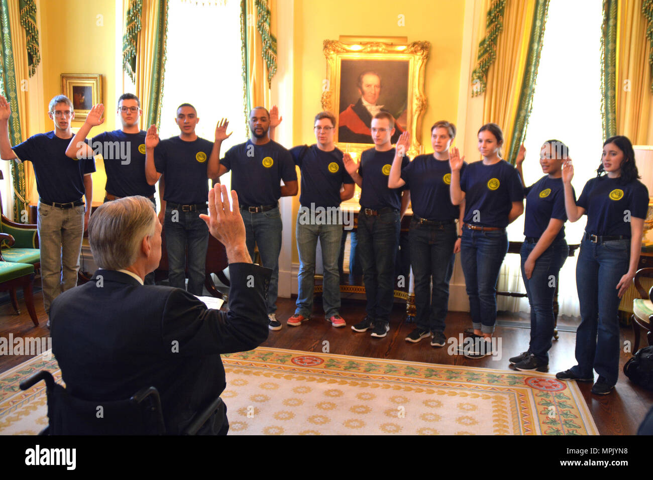 AUSTIN - (20. März 2017) Texas Gouverneur Greg Abbott verwaltet die Eid der Rekrutierung zu 10 zukünftige Segler von Marine-einziehende Bezirk San Antonio im Governor's Mansion während Marine Woche. Amtieren die Zeremonie war Navy Vice Chief Information hintere Adm. Robert Durand, der eine Proklamation aus dem Gouverneur, März 18-24, 2017, wie Marine Woche erhalten. In Texas Hauptstadt ist Hosting Mitglieder der US-Navy während Austin Marine Woche, März 18-24, zeitgleich mit Rodeo Austin und Lager zeigen. Austin Marine Woche ist der 2. von 15 Marine Wochen im Jahr 2017, die eine Vielzahl von Vermögenswerte, Anlagen konzentrieren, Stockfoto