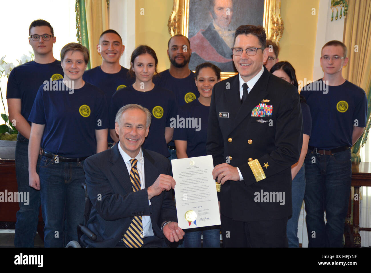 AUSTIN - (20. März 2017) Texas Gouverneur Greg Abbott liefert eine Proklamation an Navy Vice Chief Information hintere Adm. Robert Durand, nachdem die Verwaltung der Eid der Rekrutierung zu 10 zukünftige Segler von Marine-einziehende Bezirk San Antonio im Governor's Mansion während Marine Woche. In Texas Hauptstadt ist Hosting Mitglieder der US-Navy während Austin Marine Woche, März 18-24, zeitgleich mit Rodeo Austin und Lager zeigen. Austin Marine Woche ist der 2. von 15 Marine Wochen im Jahr 2017, die eine Vielzahl von Vermögenswerte, Anlagen, Personal und an einem einzigen Ort für eine weeklong Reihe von Engagements entwickelt, br Stockfoto