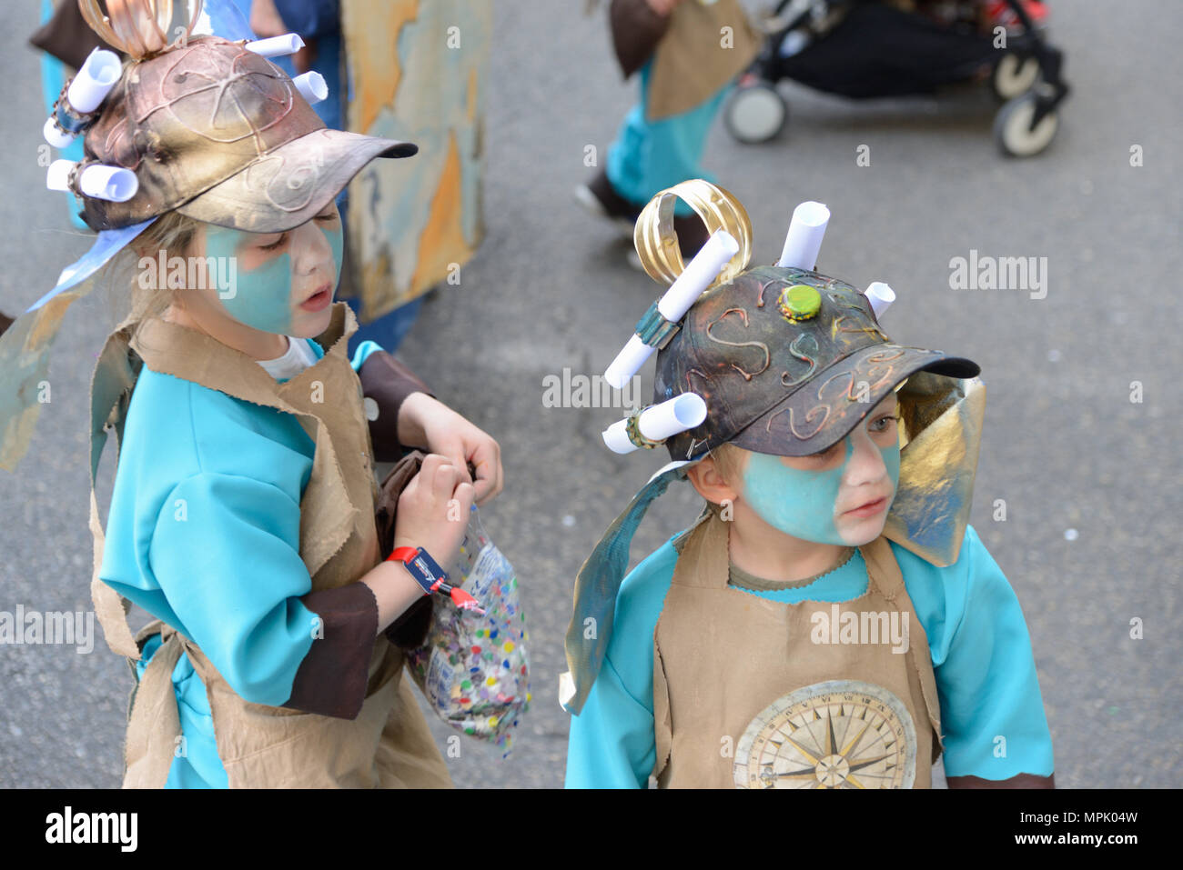 Junge & Mädchen mit Fancy Dress oder theatralischen Kostüme für die jährlichen Spring Carnival Aix-en-Provence Provence Frankreich Stockfoto